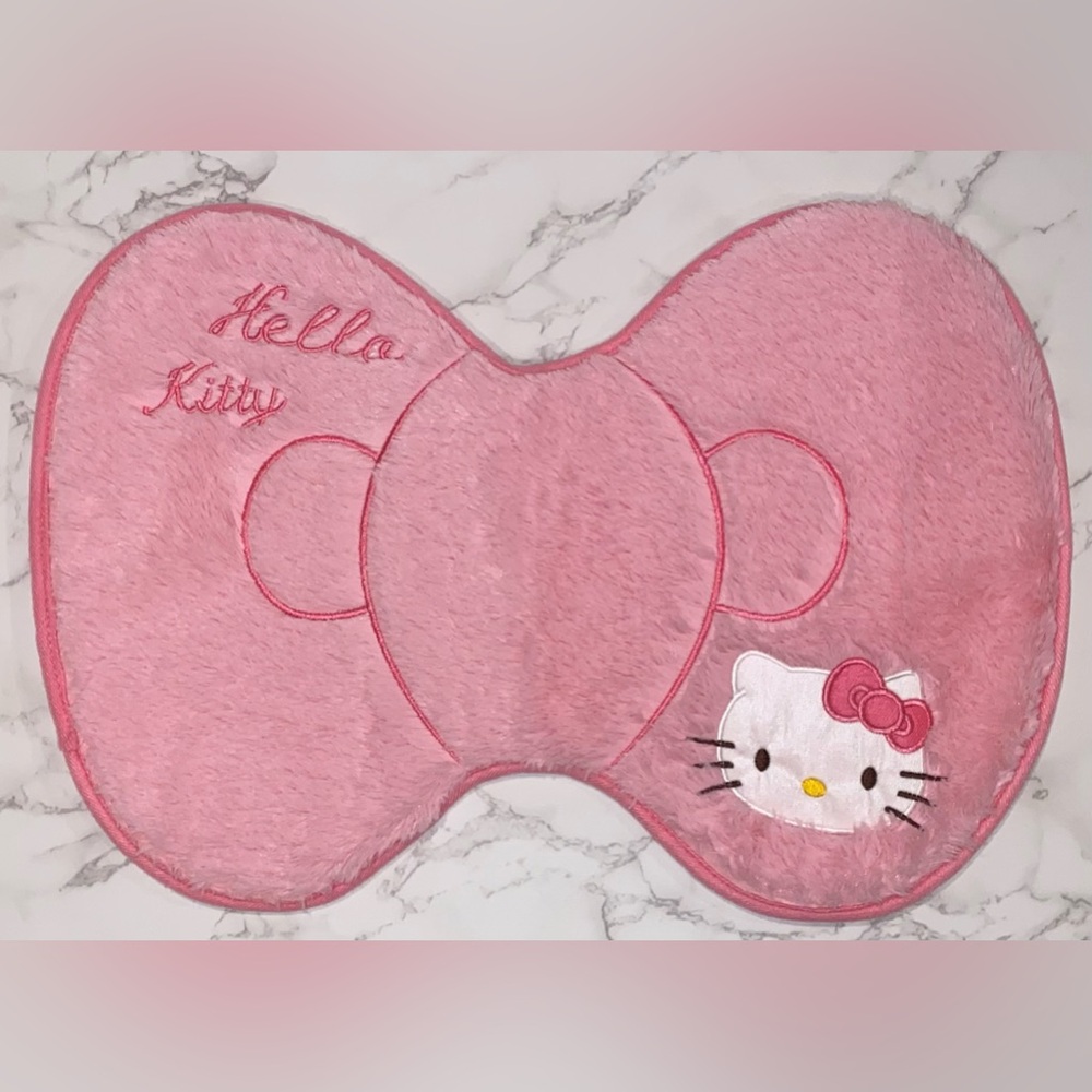 HELLO KITTY BOW-SHAPED PLUSH RUG NWOT